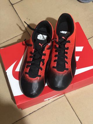 Botas fútbol talla:39 de segunda mano por 15 EUR en Alcobendas en WALLAPOP