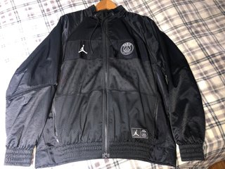 Chaqueta Jordan PSG Paris Saint Germain de segunda mano por 80 EUR en  Oviedo en WALLAPOP