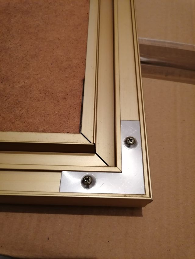 Cuadro metálico dorado 