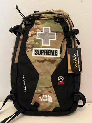 Mochila supreme x the north face de segunda mano por 210 EUR en Barcelona  en WALLAPOP