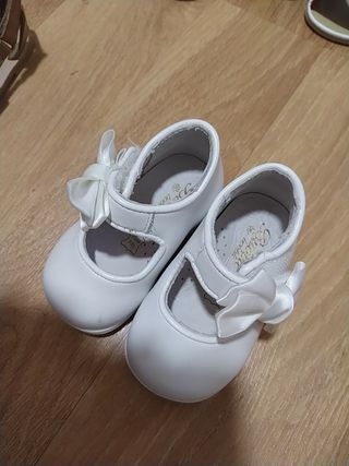 Zapatos talla 18 bebé de segunda mano por 25 EUR en Córdoba en WALLAPOP