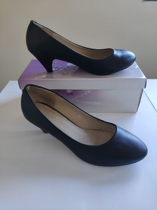 Zapatos tacón medio\\/bajo 38 de segunda mano por 5 EUR en Valdemoro en  WALLAPOP