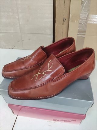 Sabates dona de pell n\\u207040 de segunda mano por 8 EUR en Torroella de  Montgrí en WALLAPOP