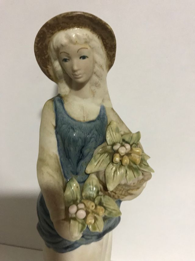 Figura femminile con cesto con fiori 29 cm