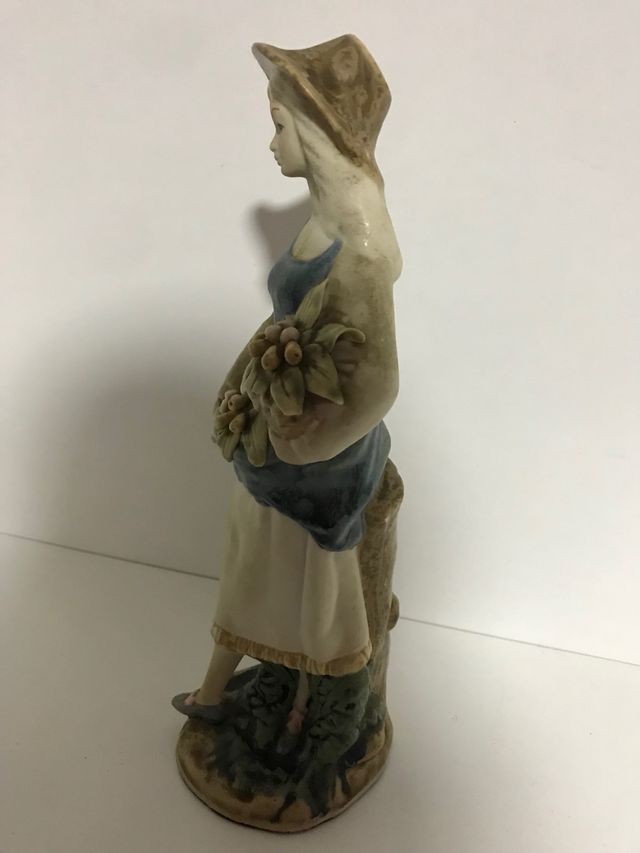 Figura femminile con cesto con fiori 29 cm