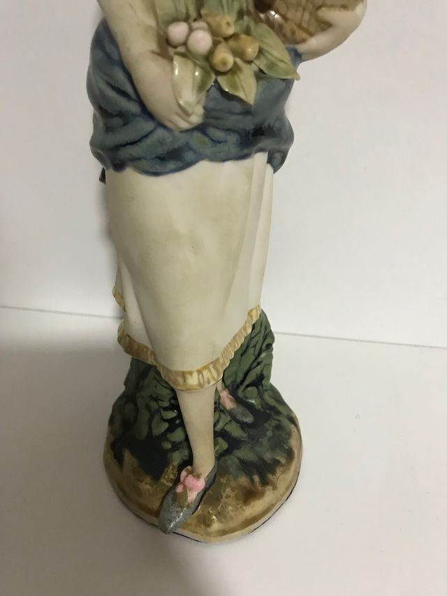 Figura femminile con cesto con fiori 29 cm