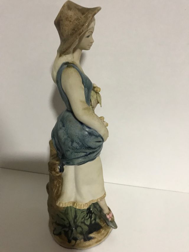 Figura femminile con cesto con fiori 29 cm