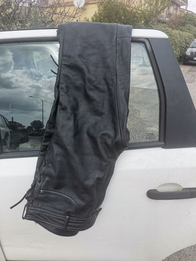 pantaloni in pelle per moto