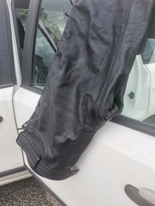 pantaloni in pelle per moto