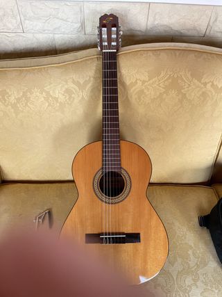 Guitarra española de marca admira de Rosario de segunda mano por 130 EUR en  San Cristóbal de La Laguna en WALLAPOP