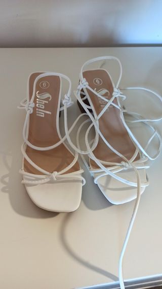 Sandalias Blancas Shein de segunda mano por 14 EUR en Burjassot en WALLAPOP