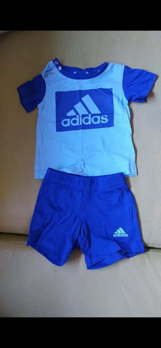 Chándal bebé Adidas original de segunda mano por 15 EUR en Badia del Vallès  en WALLAPOP