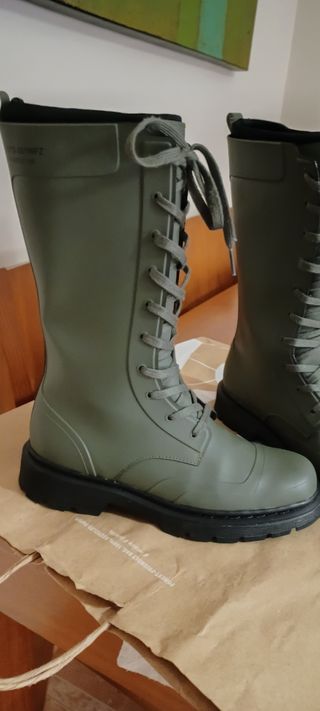 BOTA DE AGUA PULL AND BEAR de segunda mano por 23 EUR en Ciudad Real en  WALLAPOP