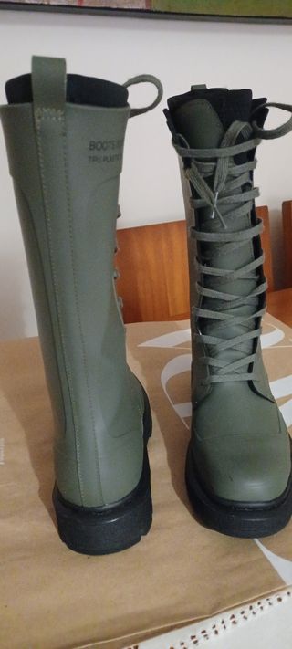 BOTA DE AGUA PULL AND BEAR de segunda mano por 23 EUR en Ciudad Real en  WALLAPOP