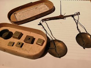 Balanzas antíguas de pesar oro