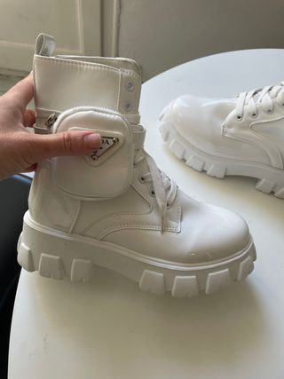 Botas botines blancos con monedero de segunda mano por 29 EUR en Barcelona  en WALLAPOP