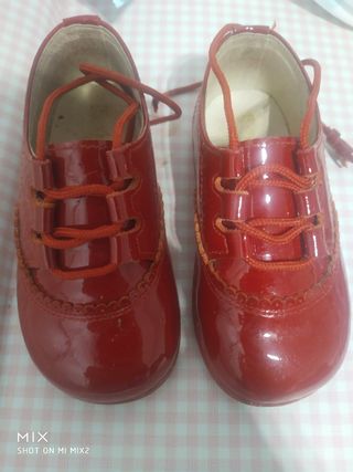 Varios zapatos inglesito bebe talla 20 de segunda mano por 25 EUR en  Polanco en WALLAPOP