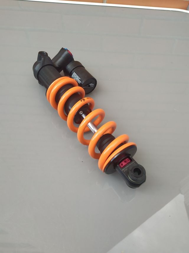 FOX DHX2 225x70mm Factory 2 Pos. y muelle 400 Lbs.