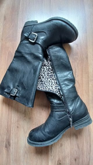 Botas negras Refresh de segunda mano por 16 EUR en Tres Cantos en WALLAPOP