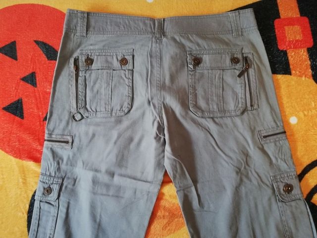 Pantalón pirata con cremalleras y bolsillos