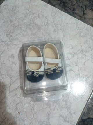 Zapatos para bebes de 0-4 meses de segunda mano por 3 EUR en Talayuela en  WALLAPOP