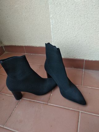 Botín calcetin Stradivarius de segunda mano por 11 EUR en Utrera en WALLAPOP