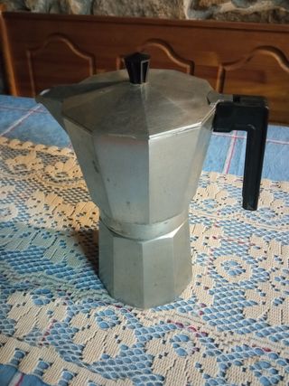 Cafetera de hierro grande de segunda mano por 10 EUR en San Felices en  WALLAPOP