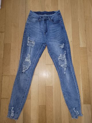 Pantalones vaqueros rotos de Shein de segunda mano por 5 EUR en Parla en  WALLAPOP