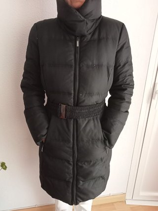 Abrigo plumas Zara de mujer de segunda mano por 20 EUR en Alcalá de Henares  en WALLAPOP