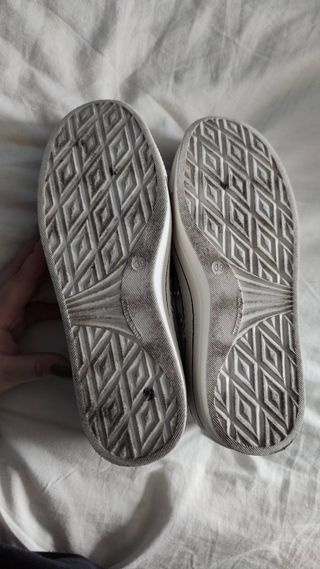 Deportivas plateadas de doble suela de segunda mano por 20 EUR en Móstoles  en WALLAPOP