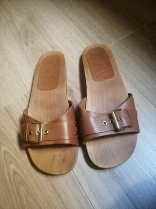 Sandalias de madera de Zara talla 40 de segunda mano por 16 EUR en Madrid  en WALLAPOP