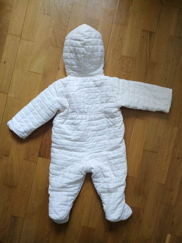 Abrigo enterizo de bebé talla 6 meses