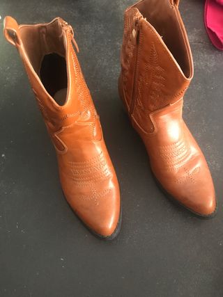 Botines cowboy de segunda mano por 10 EUR en Barcelona en WALLAPOP