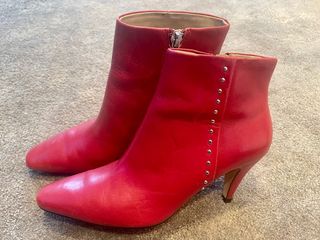 Botines rojos tachuelas de segunda mano por 10 EUR en Arizgoiti en WALLAPOP