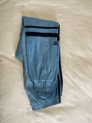 Pantalón de chándal Adidas Challenger de segunda mano por 45 EUR en  Paracuellos de Jarama en WALLAPOP