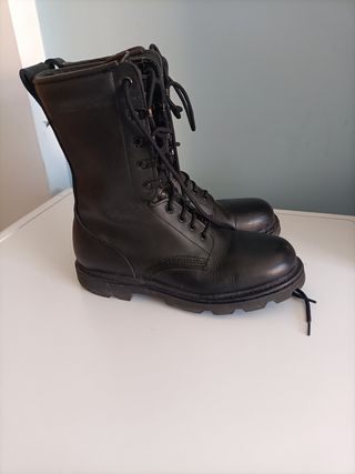 Botas militares de segunda mano por 18 EUR en Carpihuelo en WALLAPOP