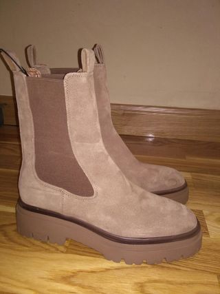 Botín camel suela track. Zara de segunda mano por 30 EUR en Madrid en  WALLAPOP