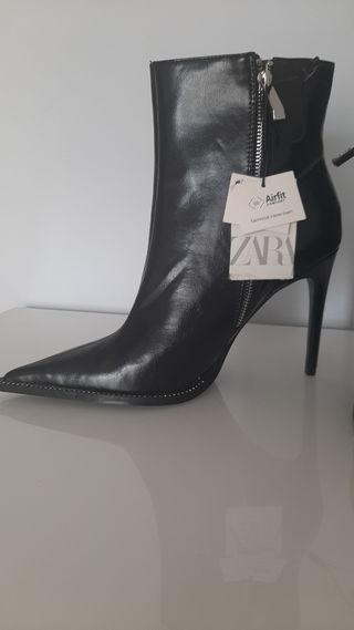 Botines tacón Zara con detalle brillos en puntera de segunda mano por 50  EUR en Málaga en WALLAPOP