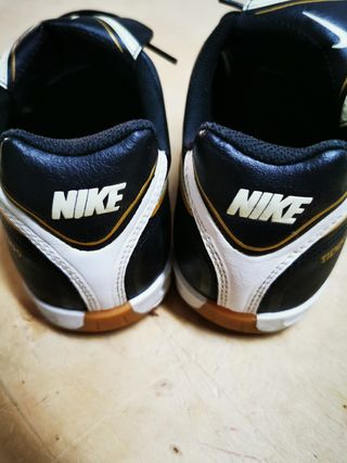 Zapatillas Nike fútbol sala sin tacos de segunda mano por 30 EUR en Alpicat  en WALLAPOP