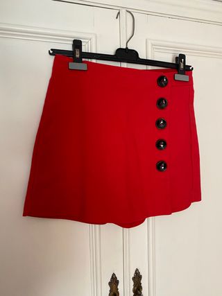 Falda pantalón roja de Stradivarius de segunda mano por 10 EUR en Torrejón  de Ardoz en WALLAPOP