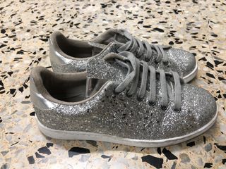 Zapatillas Victoria plateadas purpurina. de segunda mano por 20 EUR en  Ripollet en WALLAPOP