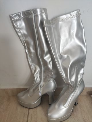 Botas plataforma plateadas\\/ carnaval de segunda mano por 20 EUR en  Chamiana en WALLAPOP