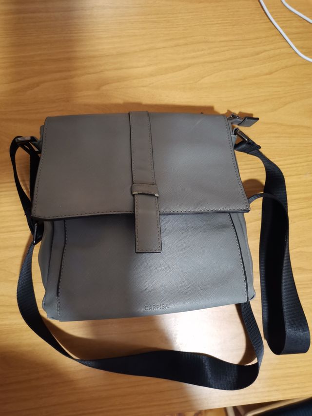 BOLSO GRIS BANDOLERA MARCA CARPISA