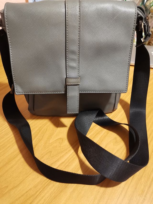 BOLSO GRIS BANDOLERA MARCA CARPISA