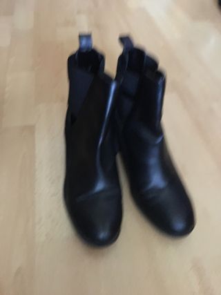 Botines negros Bershka de segunda mano por 10 EUR en Madrid en WALLAPOP