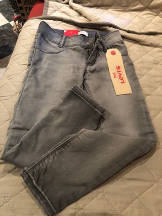 Pantalón levis niño talla 5. Con etiqueta de segunda mano por 20 EUR en  Alcalá de Henares en WALLAPOP