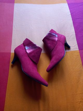 Botines rojos de ante t.39 de tacón bajo de segunda mano por 20 EUR en  Manresa en WALLAPOP