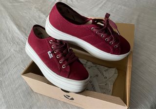 Zapatillas Victoria burdeos talla 38 de segunda mano por 20 EUR en Madrid  en WALLAPOP