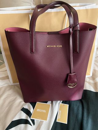 Bolso Michael Kors burdeos de segunda mano por 120 EUR en Madrid en WALLAPOP