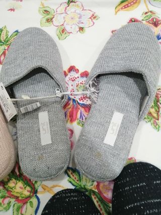 Zapatillas de casa Unit con etiquetas de segunda mano por 4 EUR en  Torrevieja en WALLAPOP